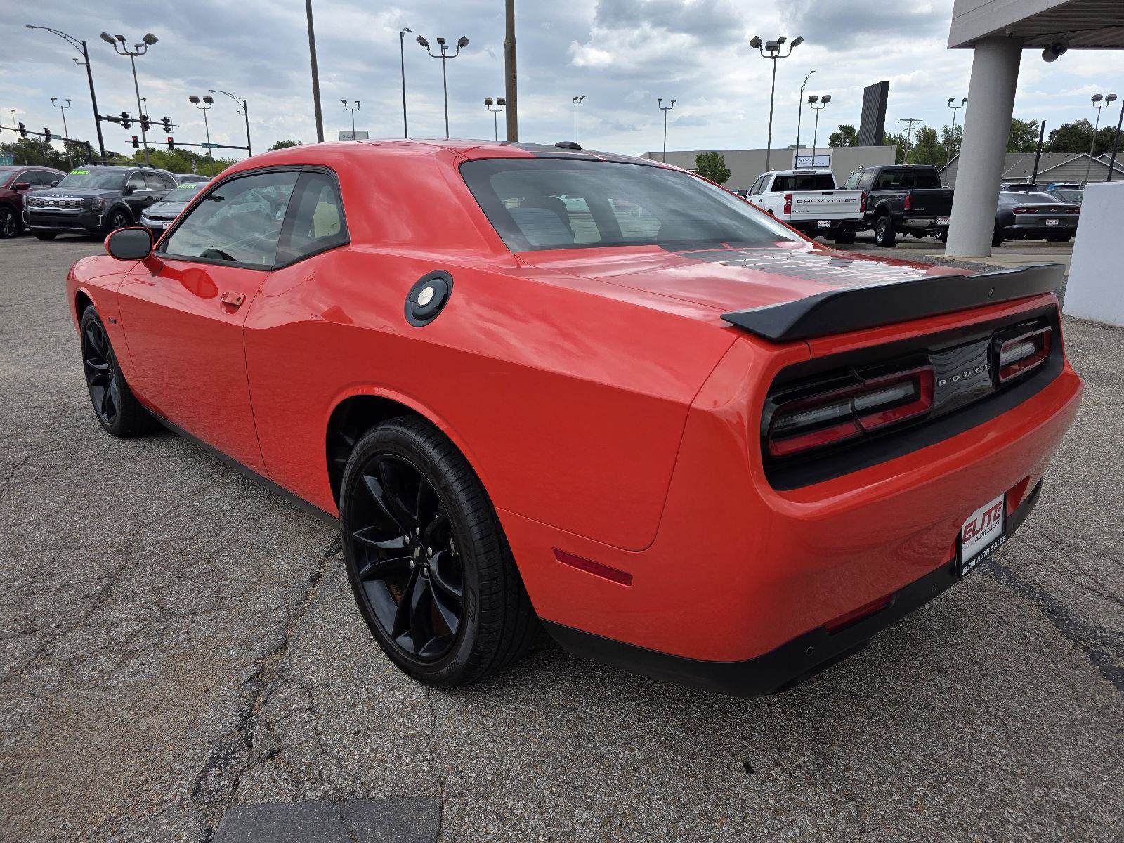 Used 2017 Dodge Challenger R/T w/ Driver Convenience Group RWD image 7