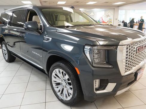 Used 2021 GMC Yukon XL Denali w/ Denali Premium Package AWD/4WD image 17