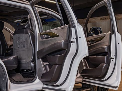 Used 2019 Cadillac Escalade Platinum image 26