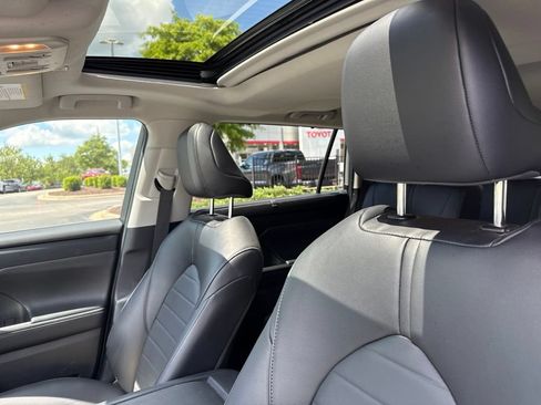 Used 2024 Toyota Highlander XLE FWD image 8
