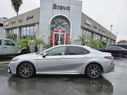 Used 2024 Toyota Camry SE image 4