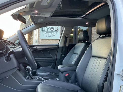 Used 2022 Volkswagen Tiguan SE w/ Panoramic Sunroof Package FWD image 16