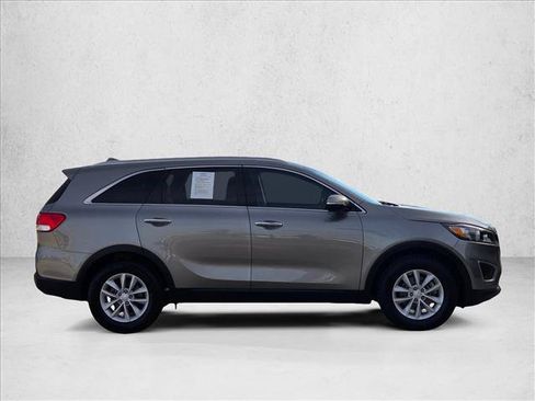Used 2018 Kia Sorento FWD image 4