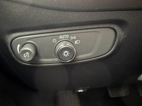 Used 2019 Chevrolet Equinox LT w/ Driver Convenience Package FWD image 24