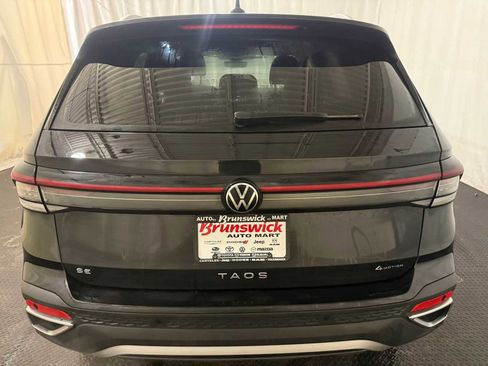Certified 2025 Volkswagen Taos SE w/ Panoramic Sunroof Package image 15