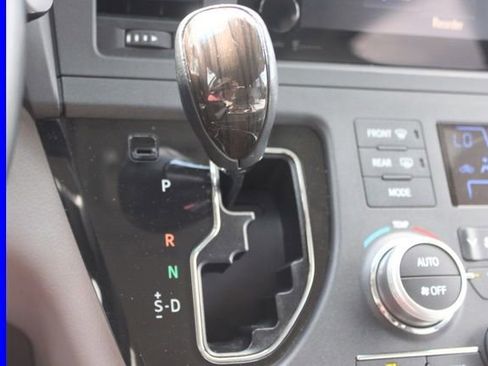 Used 2015 Toyota Sienna XLE FWD image 39