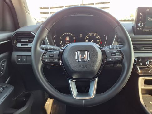 Used 2025 Honda Pilot Touring image 13