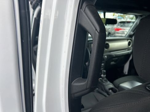 Used 2018 Jeep Wrangler Unlimited Sport S image 33