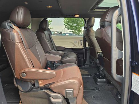 Used 2023 Toyota Sienna Platinum AWD/4WD image 15