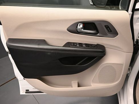Used 2023 Chrysler Pacifica Touring-L FWD image 19