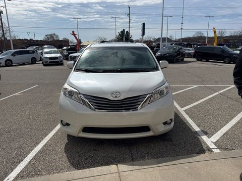 Used 2015 Toyota Sienna XLE Premium image 2