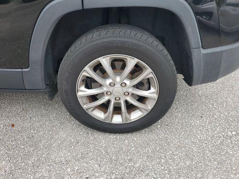 Used 2019 Jeep Cherokee Latitude w/ Popular Appearance Group image 8