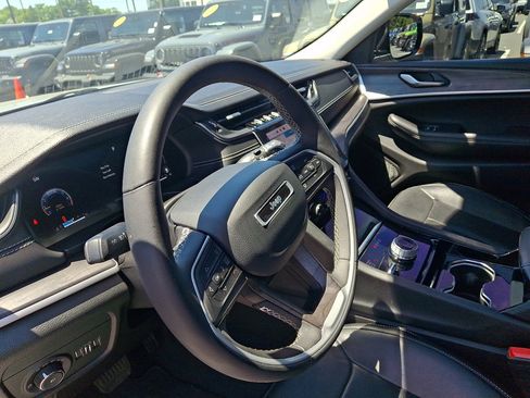 Used 2023 Jeep Grand Cherokee Limited w/ Luxury Tech Group II AWD/4WD image 28