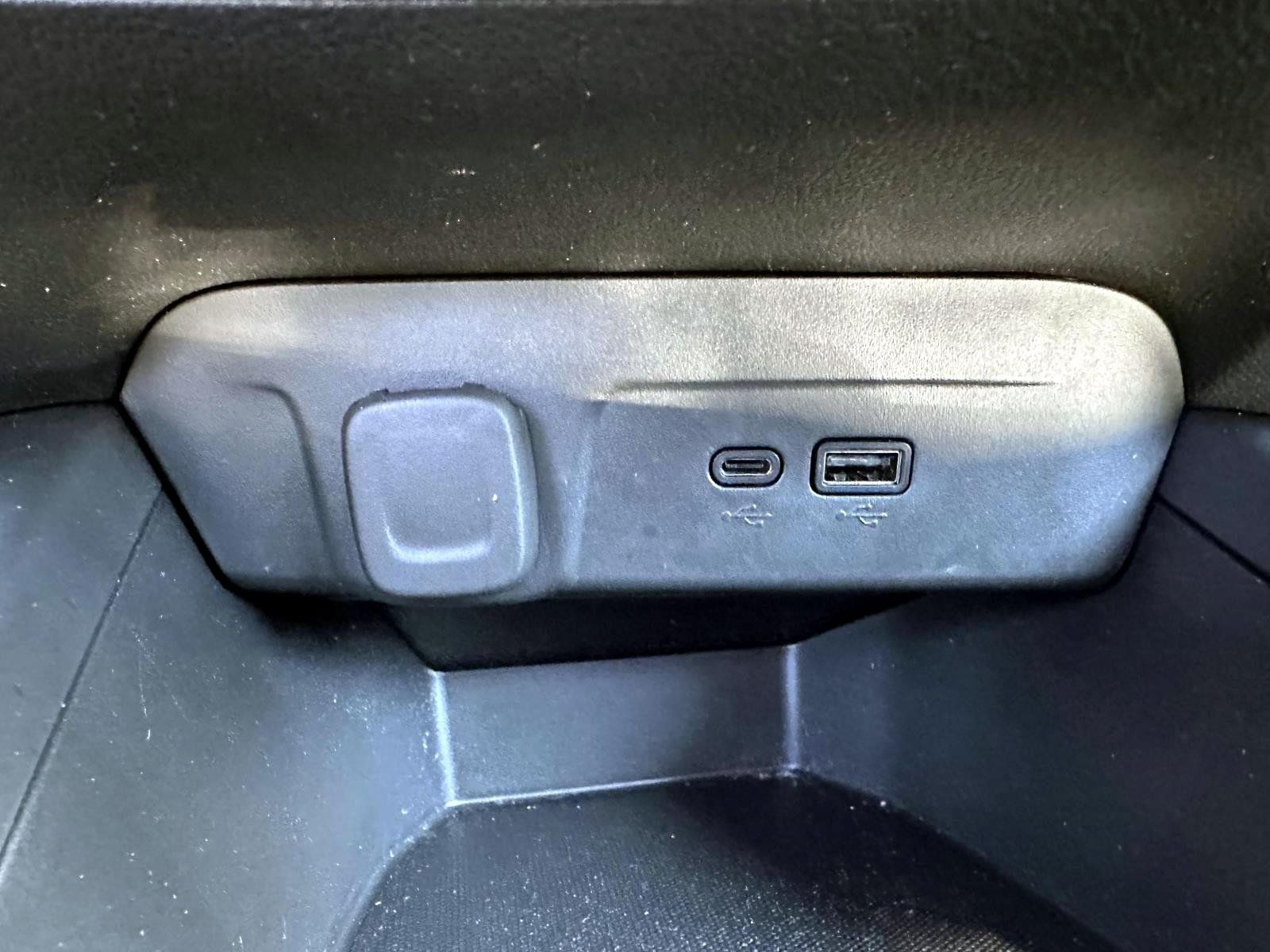 Used 2024 Chevrolet Trax RS w/ Sunroof Package FWD image 23
