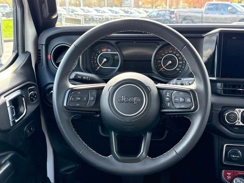 Used 2025 Jeep Wrangler Unlimited Rubicon AWD/4WD image 14