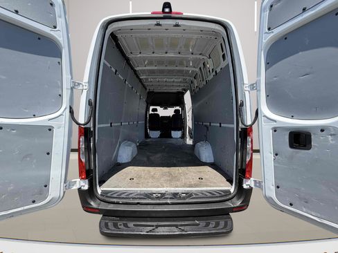 Used 2021 Mercedes-Benz Sprinter 2500 image 11