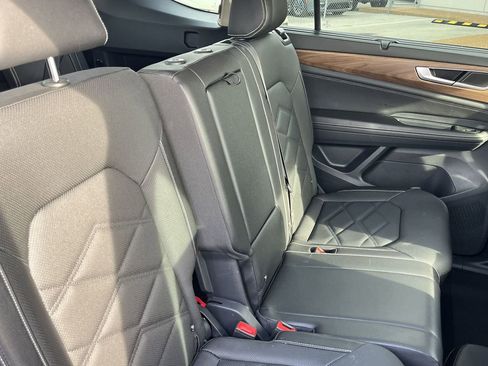 Used 2025 Volkswagen Atlas SE AWD/4WD image 30