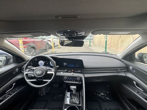 Used 2025 Hyundai Elantra SEL image 34