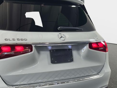 Used 2025 Mercedes-Benz GLS 580 4MATIC image 11