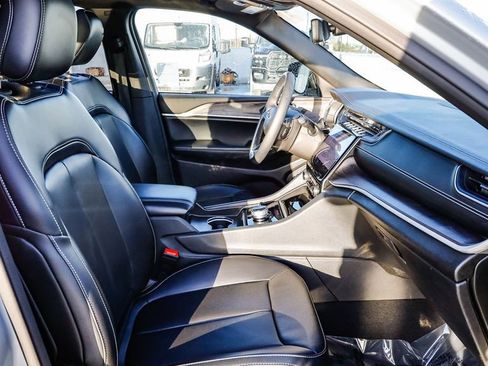 Used 2024 Jeep Grand Cherokee L Limited w/ Luxury Tech Group II image 21