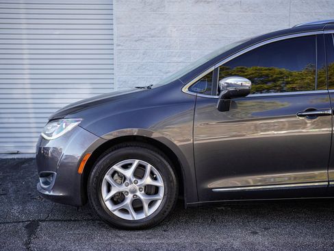 Used 2020 Chrysler Pacifica Limited image 10