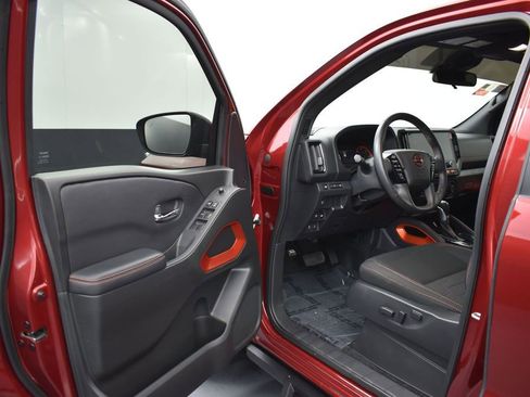 Used 2025 Nissan Frontier PRO-4X AWD/4WD image 5