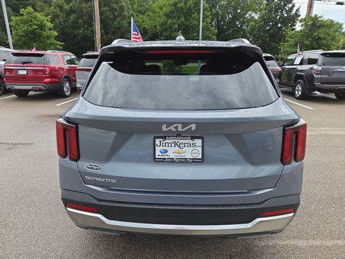 Used 2024 Kia Sorento S w/ Panoramic Sunroof Package FWD image 4