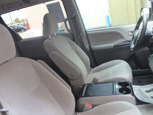 Used 2018 Toyota Sienna LE image 21
