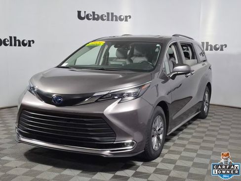 Used 2024 Toyota Sienna XLE FWD image 3