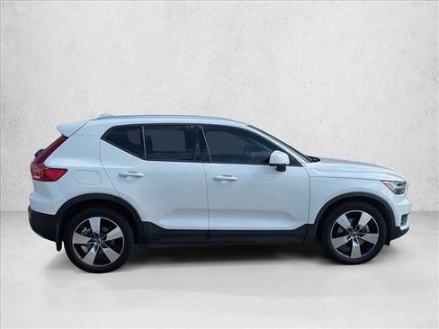 Used 2019 Volvo XC40 T5 Momentum image 4