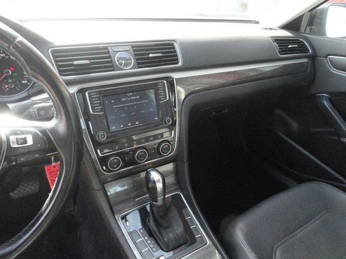 Used 2016 Volkswagen Passat 1.8T SE w/ Lighting Package (P06) FWD image 9