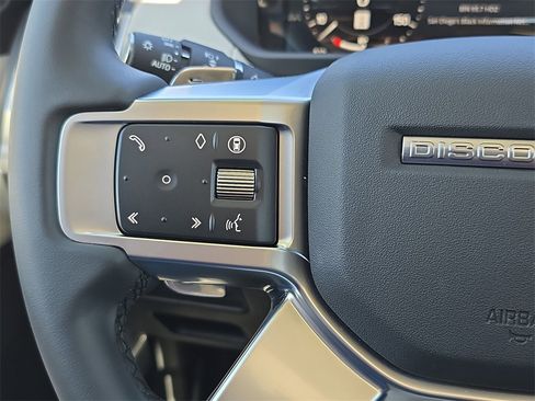 Certified 2025 Land Rover Discovery S image 19