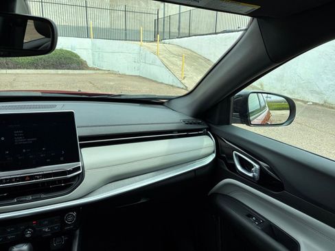 Used 2025 Jeep Compass Limited image 36