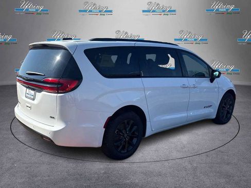 New 2026 Chrysler Pacifica Select image 2