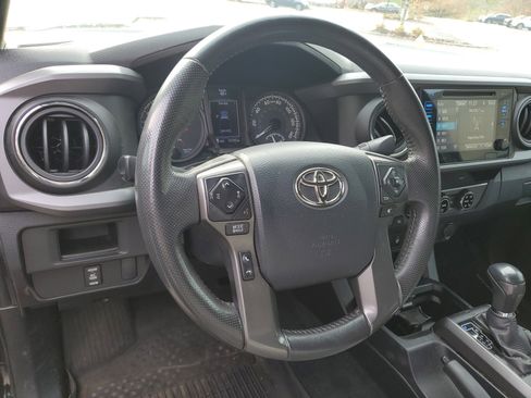 Used 2016 Toyota Tacoma TRD Sport image 12