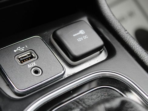 Used 2019 Jeep Cherokee Limited image 30