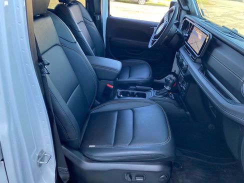 Used 2025 Jeep Gladiator Overland AWD/4WD image 27