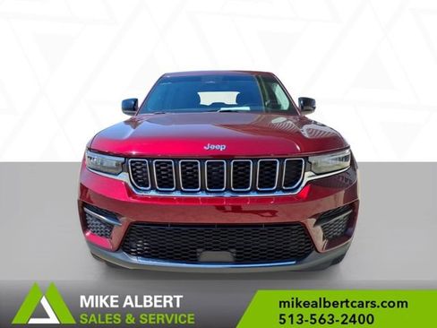 Used 2023 Jeep Grand Cherokee Laredo AWD/4WD image 2