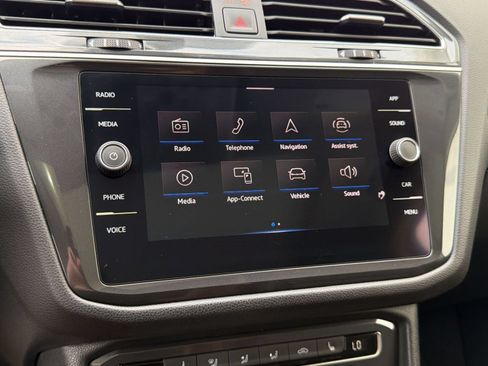 Used 2021 Volkswagen Tiguan SE w/ Panoramic Sunroof Package FWD image 23