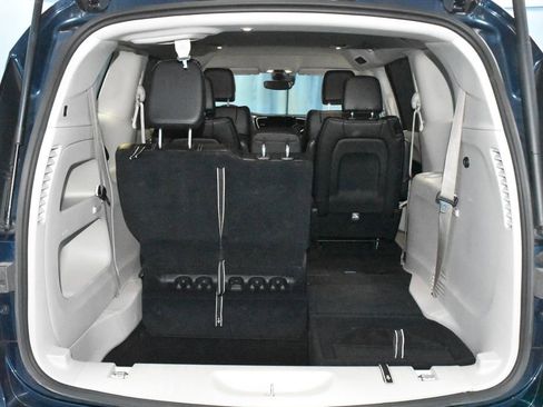 Used 2023 Chrysler Pacifica Touring-L FWD image 34