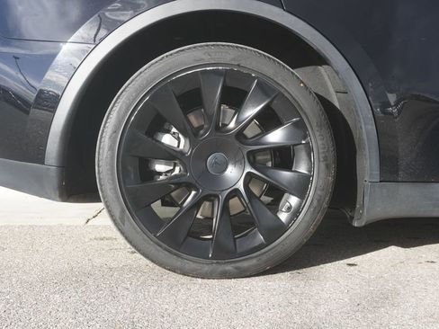 Used 2023 Tesla Model Y Long Range image 33