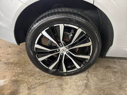 Certified 2023 Volvo XC60 B5 Plus w/ Protection Package Premier AWD/4WD image 37