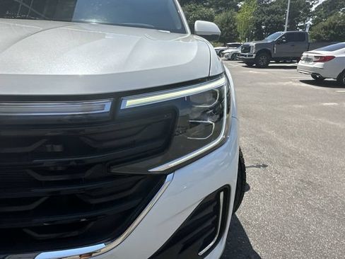 Used 2024 Volkswagen Atlas Cross Sport SEL R-Line AWD/4WD image 9