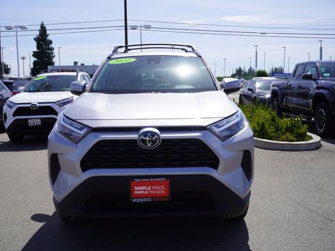 Used 2022 Toyota RAV4 XLE w/ Convenience Package FWD image 4