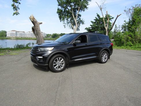 Used 2020 Ford Explorer XLT w/ Equipment Group 202A AWD/4WD image 2