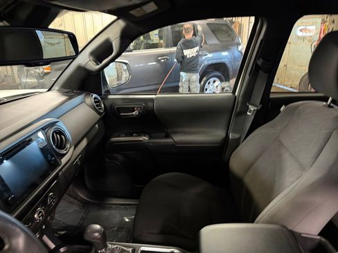 Used 2019 Toyota Tacoma TRD Sport image 32