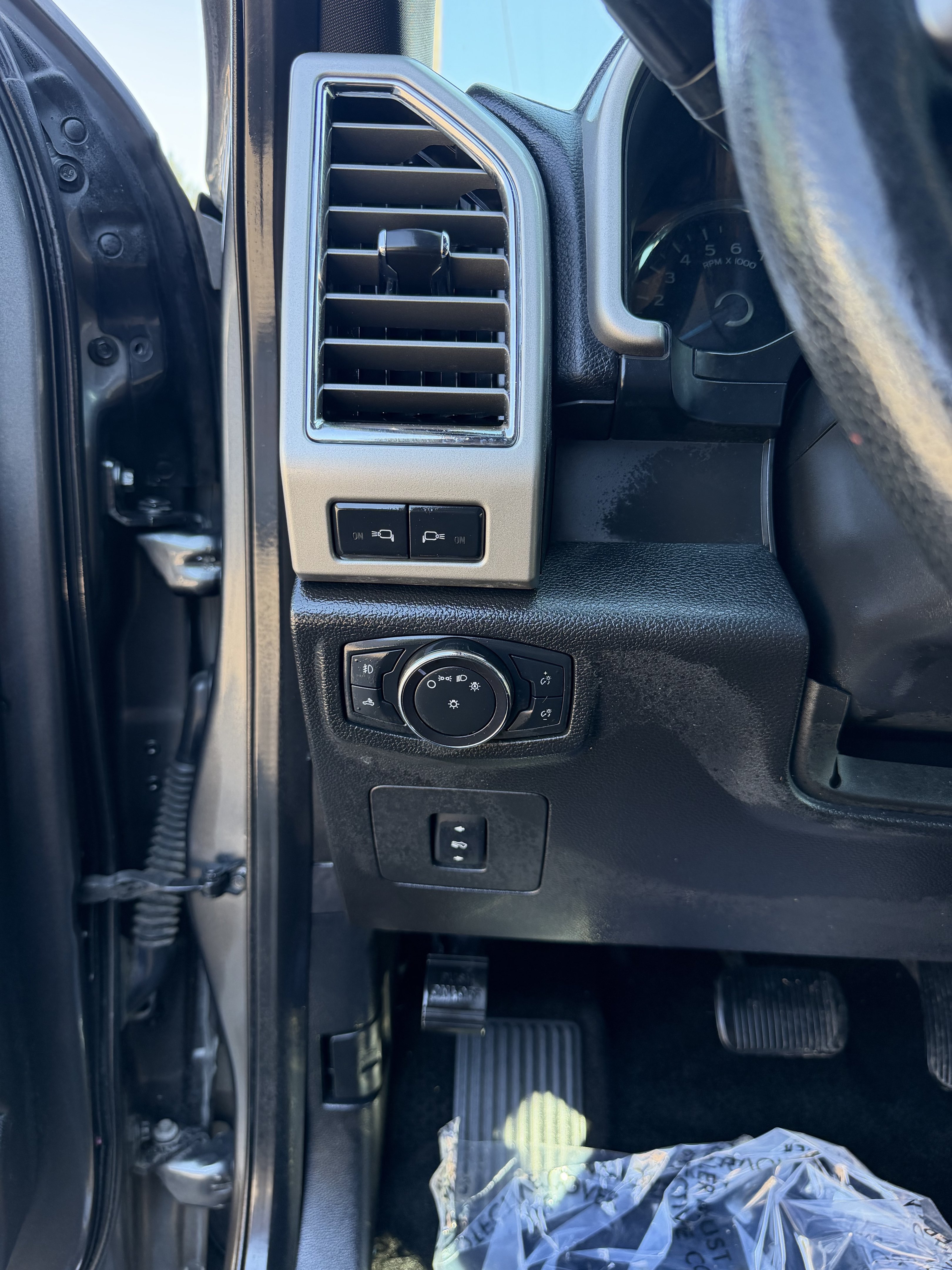 Used 2015 Ford F150 Lariat w/ Equipment Group 502A Luxury AWD/4WD image 23