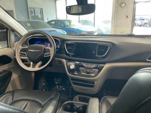 Used 2020 Chrysler Pacifica Limited image 29
