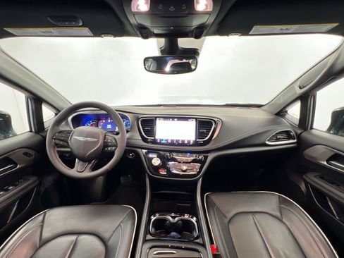 Used 2024 Chrysler Pacifica Premium FWD image 10