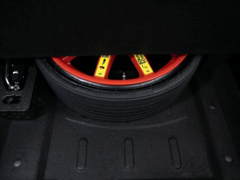 Certified 2024 Porsche Macan image 32